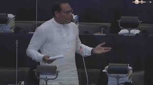 දයාසිරිගේ අතුරු ප්‍රශ්නයකින් පාර්ලිමේන්තුව ඇවිලෙයි! හඳුන්නෙත්තිත් ෆයර් වෙයි! සභාවම උණුසුම්!(VIDEO)