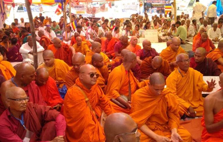 බුද්ධගයාවේ මහාබෝධි විහාරස්ථානයේ පාලනය ඉල්ලා භික්ෂූන් වහන්සේලා විරෝධතාවයේ
