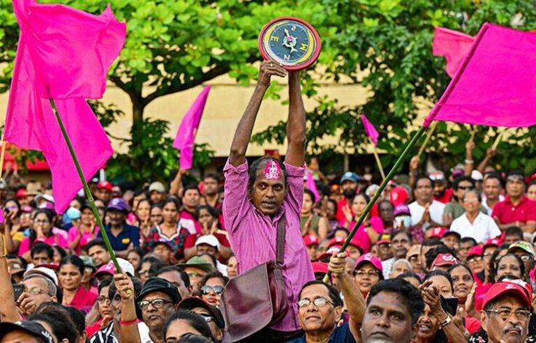 විසල් වගා ළිඳක් කපා එයට පැන නාමින් සිටින ආණ්ඩුව ?