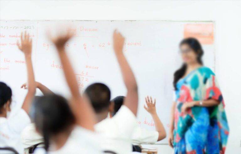දැන් දෙමව්පියන්ගේ ආදායමෙන් 60%ක් යන්නේ දරුවන්ගේ අධ්‍යාපනයට. පා.ස.ස. ගාස්තු වැඩිකිරීම නවත්වන්න – ගුරු සංගමය