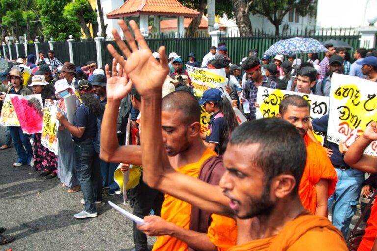 වහාම බඳවා ගැනීම කඩිනම් කරන්න – සමසෞඛ්‍ය උපාධිධාරීන් විරෝධතාවේ(PHOTO STORY)