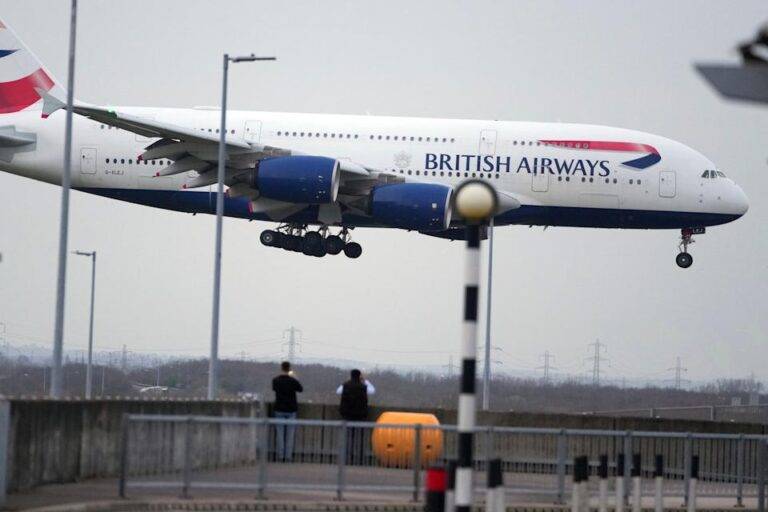Heathrow හි ගුවන් ගමන් යළි ඇරඹේ!