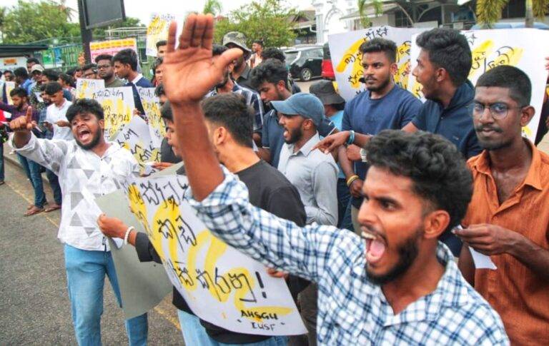 අන්තරේ හා සමසෞඛ්‍ය උපාධිධාරීන් අදත් කොටුවේ විරෝධතාවක!