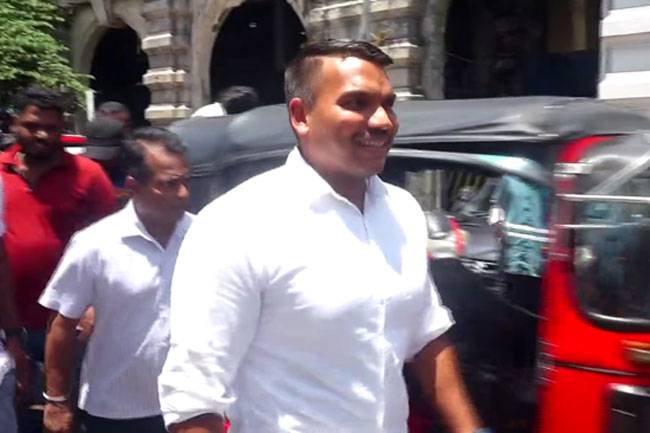 අපිව කෙඳිරිගාවන එක හිතන තරම් ලේසි නෑ – CID එකෙන් පිටව යමින් නාමල් කියයි!