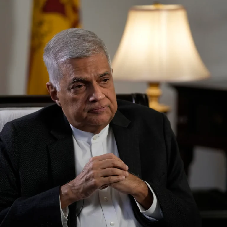 17 නම් බැහැ -අල්ලස් කොමිසමේ වේගය ගැන ප්‍රශ්න කරමින් රනිල් වෙන දිනයක් ඉල්ලයි!