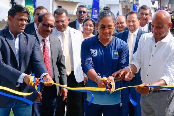 පිහිණුම් තටාකය විවෘත කිරීම රටේ නම ලෝකයට ගෙන ගිය තිදෙනෙකු අතින්