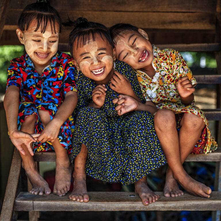 කඳුළු අතරින් සිනාසෙන මියන්මාර් දරුවෝ!