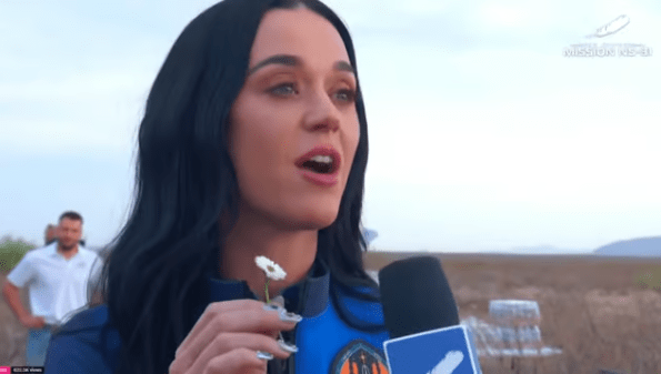 Katy Perry ඇතුළු පිරිස Jeff Bezos රොකට්ටුවෙන් ගුවන ජයගනී!
