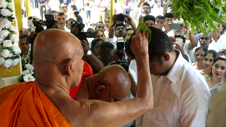හිස තෙල් ගැල්වීමේ රාජ්‍ය උත්සවය සෞඛ්‍ය හා ජනමාධ්‍ය ඇමතිගේ සහභාගීත්වයෙන් මහනුවර නාථ දේවාලයේදී!