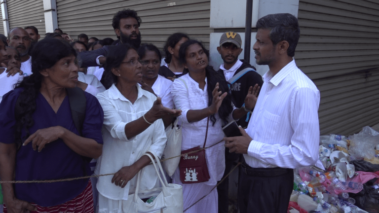 දළදා වදින සැදැහැවතුන්ට ලැබෙන පොදු පහසුකම් ගැන දිස්ත්‍රික් ලේකම්ගේ නිරීක්ෂණයට!