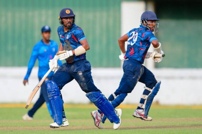 ජය ගැනීමට නොහැකි වූ අර්ධ ශතක දෙකක් සමඟ වැස්ස තීරකයා වූ තරඟ පොකුරක්