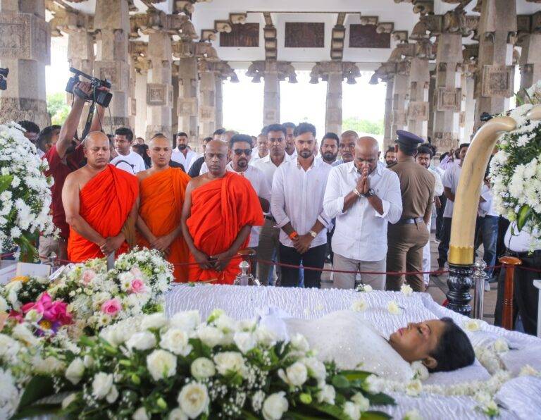 ක්‍රිකට් තරු සිනමා තරු අතර රැදි අග රැජිණට සොව පළ කරයි