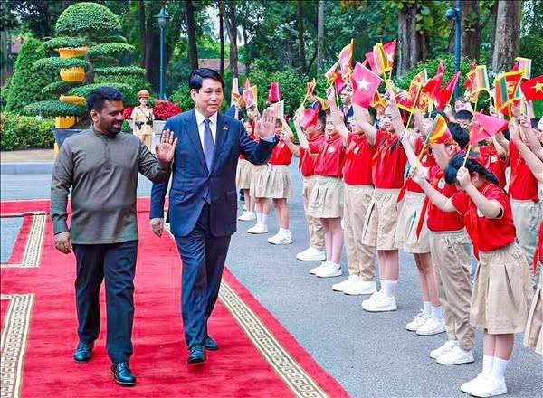 වියට්නාම් ජනපතිගෙන් ජනපති අනුරට උණුසුම් පිළිගැනීමක්!