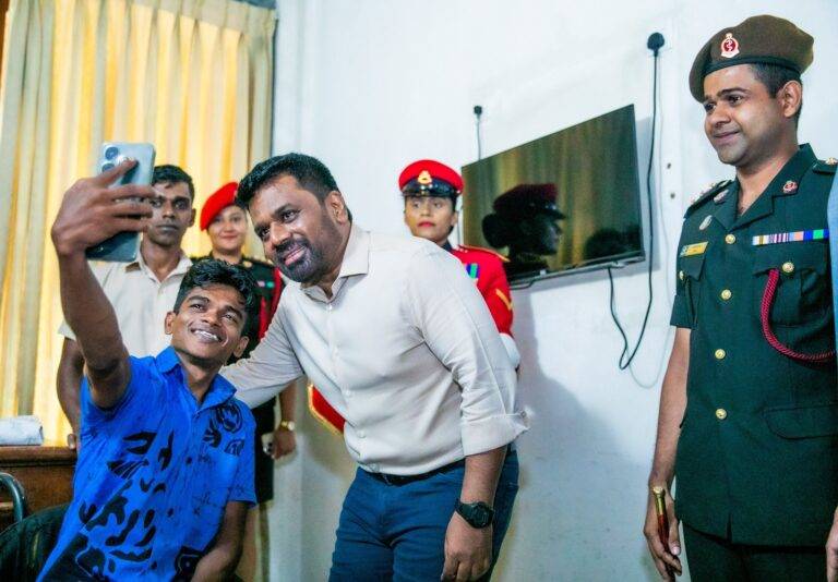 නේවාසිකව ප්‍රතිකාර ලබන සෙබළුන්ගේ සුවදුක් බලන්න ජනපති මිහිඳු සෙත් මැදුරට!