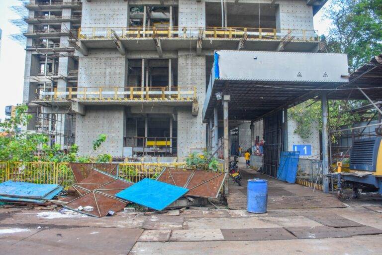 ක්‍රිෂ් ගොඩනැගිල්ලට රතු නිවේදන!