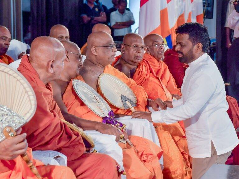 ”ඔබතුමාව දැක්කත් සන්තෝසයි” – ජනතා හරසර මැද ජනතපතිගේ ප්‍රධානත්වයෙන් රාජ්‍ය වෙසක් උත්සවය ඇරඹේ!(VIDEO)