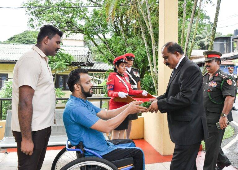 නේවාසිකව ප්‍රතිකාර ලබන සෙබළුන්ගේ සුවදුක් විමසන්න නියෝජ්‍ය ඇමති රාගම රණවිරු සෙවණට යයි!