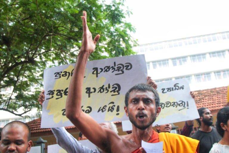 සමසෞඛ්‍ය උපාධිධාරීන් රජයේ රැකියා ඉල්ලා අදත් විරෝධතාවේ! (PHOTO STORY)