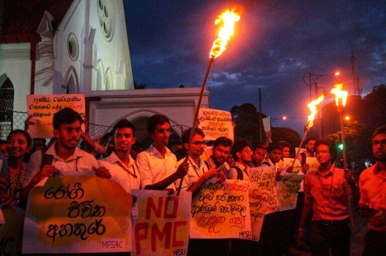 ඉල්ලීම් කිහිපයක් මුල්කරගනිමින් වෛද්‍ය ශිෂ්‍යයින් විරෝධතාවක! (PHOTO STORY)