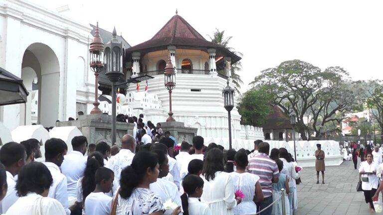 වෙසක් පෝය නිමිත්තෙන් දළදා වහන්සේ වැද පුදා ගැනිමට දහස් සංඛ්‍යාත සැදැහැවතුන් ශ්‍රී දළදා මාළිගාවට!