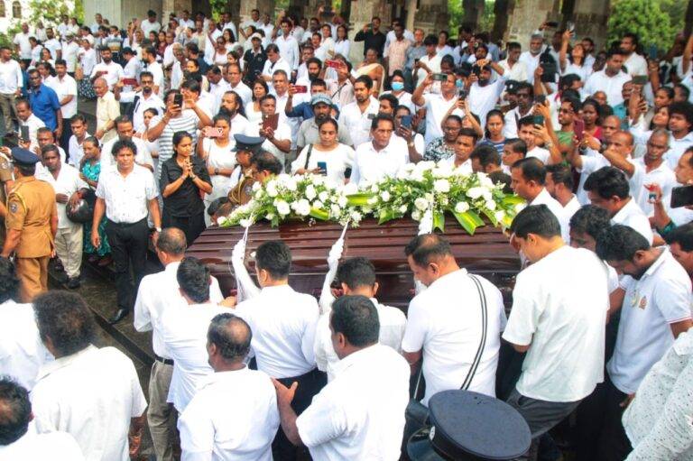 උයනක් පිරී පිපී මල් අද පරවෙලා – විහඟුන් ගැයූ ගී වැල් අද නැති වෙලා! සෝ ලතැවුල් මැද බැස ගිය ආකාස කුසුම (PHOTO STORY)