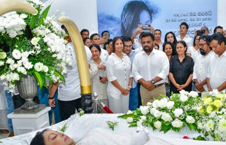 ජනපති අනුර මාලනී ෆොන්සේකා මහත්මියගේ දේහයට අවසන් ගෞරව දක්වයි
