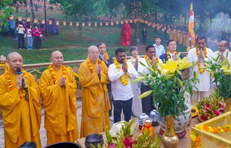 ජනපති අනුර බයි ඩිං විහාරස්ථානය වැඳ පුදා ගනියි