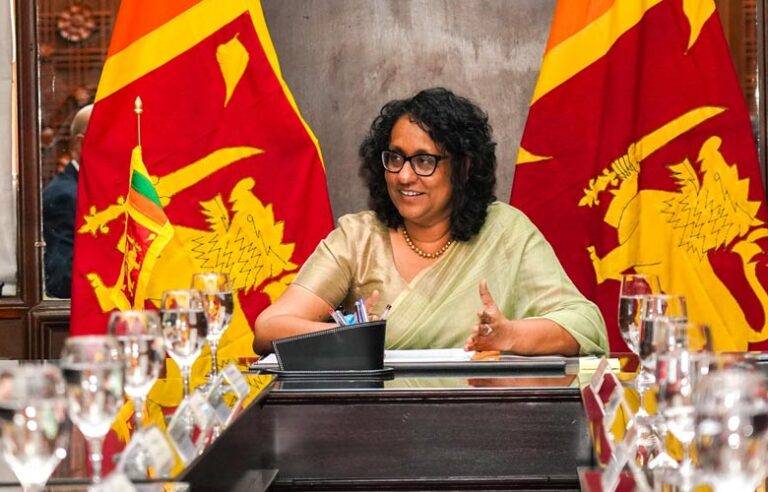 පරිවර්තනීය යුගයකට රට ගෙනියන්න නම් නිවාඩු දවසෙත් වැඩකරන්න වෙයි, පහසුකම් නැති ඔෆීස්වල ඉන්න වෙයි – අගමැති හරිනි