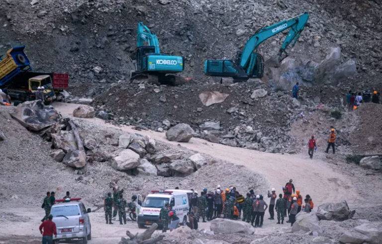 ඉන්දුනීසියාවේ පතල් කැණීම් භූමියක ගල් කඩා වැටීමකින් 10 දෙනෙක් ජිවිතක්ෂයට