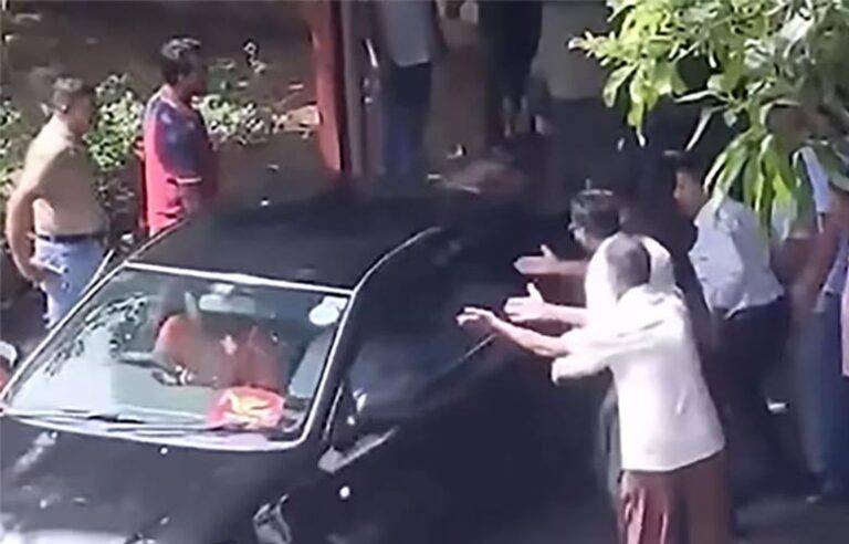 රූපවාහිනියේ සේවකයින් ලොක්කෙකුට හූ තියා පන්නයි (VIDEO)
