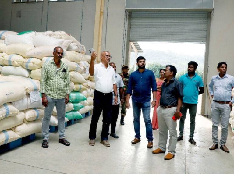 බුත්තල පිහිටි රජයේ ධාන්‍ය ගබඩාව නිරීක්ෂණය කළ කෘෂි ඇමති!