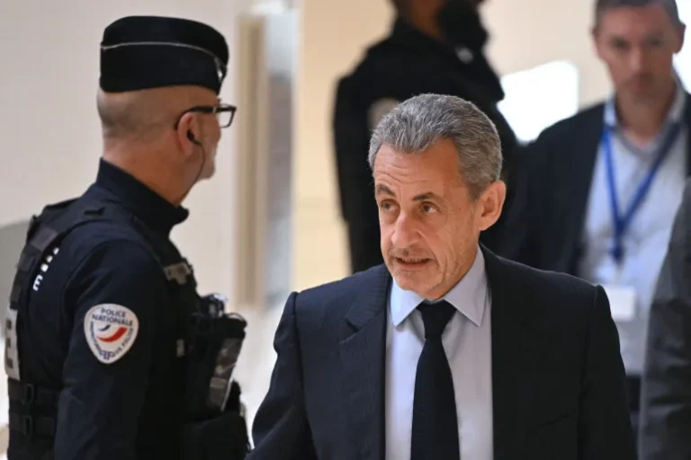 Sarkozy ට අහිමි වුණු “Legion of Honour”සම්මානය!