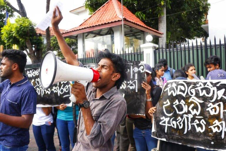 සම සෞඛ්‍ය උපාධිධාරීන් රාජ්‍ය සේවයට බඳවා ගන්නා ලෙස බලකරමින් අදත් කොළඹදී විරෝධතාවක්! (PHOTO STORY)