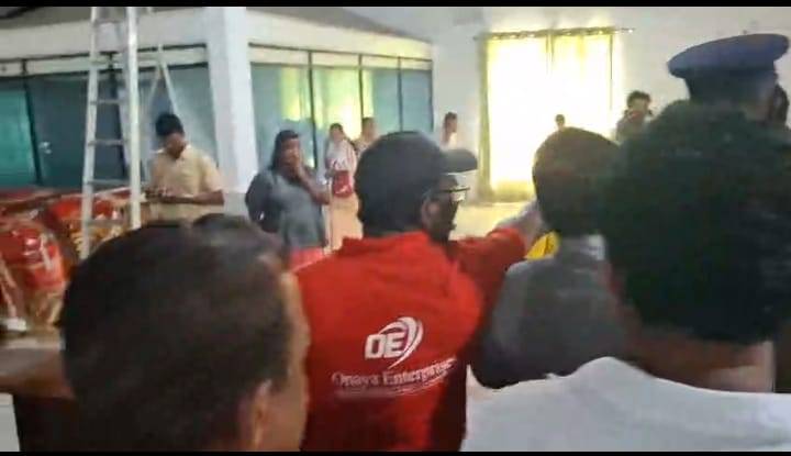 (VIDEO) NPP මන්ත්‍රීවරු දෙදෙනකු පැහැරගෙන :වැලිගම ප්‍රදේශීය සභාවේ උණුසුම් තත්වයක්