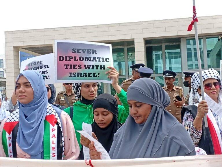 ඇමරිකන් – ඊශ්‍රායල් ලේ පිපාසිත යුද්ධයට එරෙහි වෙමු – කොළඹදී විරෝධතාවක්!(PHOTO STORY)