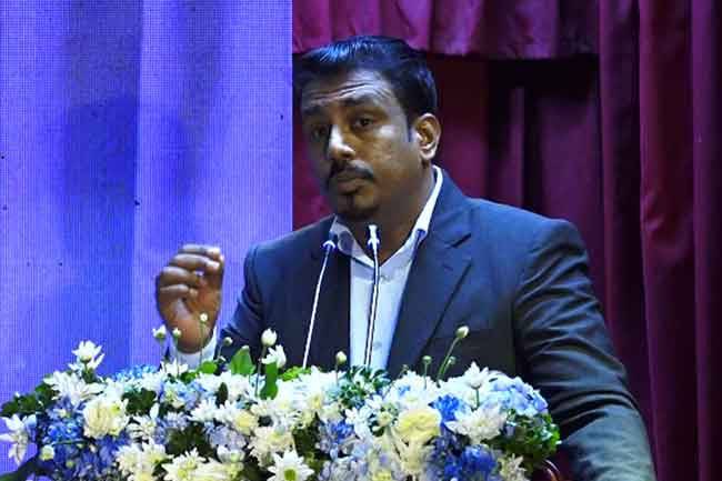 කැමති වුණත් අකමැති වුණත් මැච් එක අපිට ගහන්න වෙනවා. ප්‍රශ්නයක් නම් කෙඳිරි ගාන්නේ නැතුව නඩු දාන්න (VIDEO)