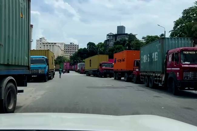 බහාලුම් තදබදය විසදන්න ජනාධිපතිතුමනි මැදිහත්වෙන්න – බහාලුම් ප්‍රවාහන රථ හිමිකරුවන්ගේ සංගමය ඉල්ලයි (VIDEO)