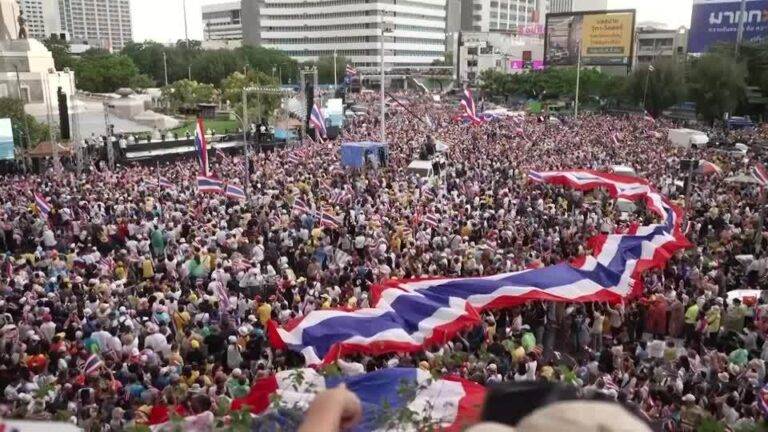 Yingluck Shinawatra ට එරෙහිව ජනතාව වීදි බසී!