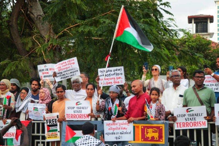 ”සැවොම නිදහස් ලබන තෙක් කිසිවෙකු නිදහස් නැත” – මැඩ්ලීන් නෞකාවේ නිදහස වෙනුවෙන් කොළඹදීත් ඉටිපහන් දල්වයි! (PHOTO STORY)