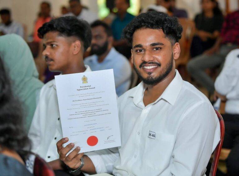 ජනාධිපති අරමුදලෙන් උසස් පෙළ විශිෂ්ටයන් ඇගයේ!