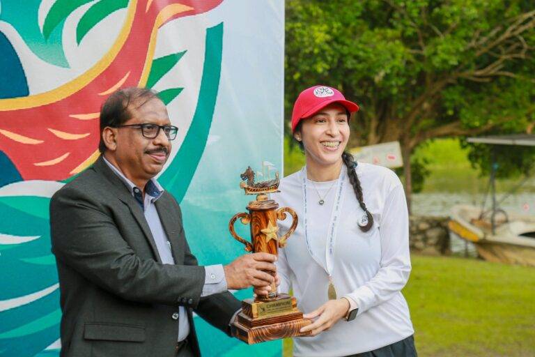 චීනයෙන් ලැබුණු ලක්ෂ 50 ක් වටිනා මකර බෝට්ටු පහ භාර ගනිමින් මුළු දිවයින පුරාම ජල ක්‍රීඩා පුළුල් කරන බව ක්‍රීඩා ඇමති කියයි