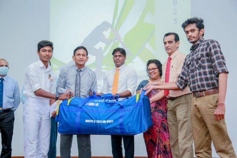 දේශපාලන උවමනාවන් උඟුළක් ඉදිරියෙන් පෙනෙන්නට තබා සුගත් එයින් රිංගවීමක්