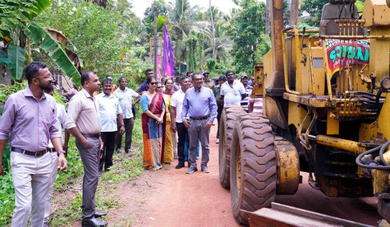 පාර හදාගන්නත් දේශපාලකයින් පසුපස ගිය යුගය අවසන්! (VIDEO)