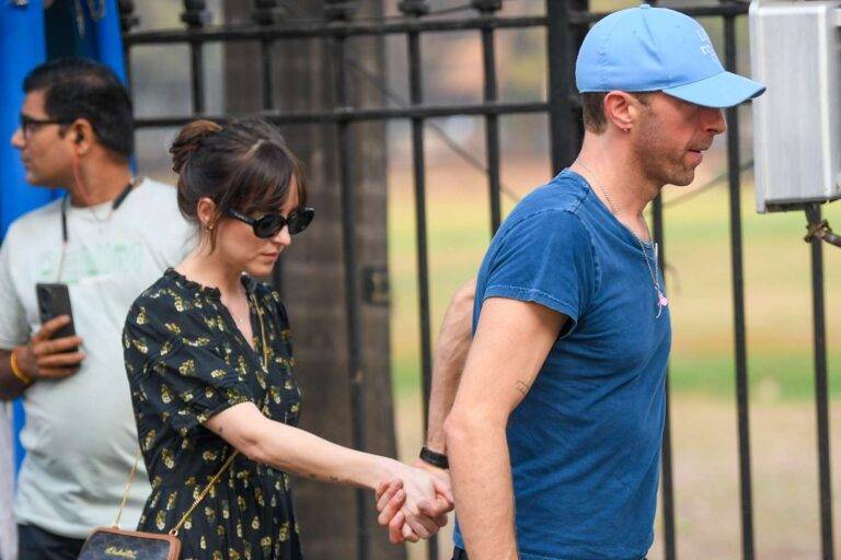 Coldplay හි Chris Martin සහ සුප්‍රසිද්ධ නිළි Dakota Johnson ගේ ප්‍රේම සම්බන්ධයට විරාමයක් ද?