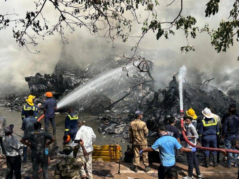 එයාර් ඉන්දියා ගුවන් යානයේ අනතුරින් මියගිය සංඛ්‍යාව ඉහළට! ඡායාරූප සහිතයි! (Updates)