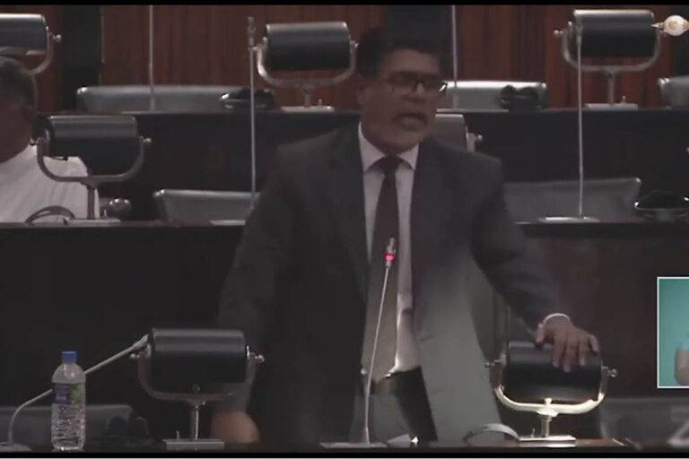 කොමසාරිස්වරිය කළේ බලහත්කාරකමක්.අපි කවදාහරි කොමසාරිස්තුමියව නීතිය ඉදිරියට ගේනවා – මුජිබර් (VIDEO)