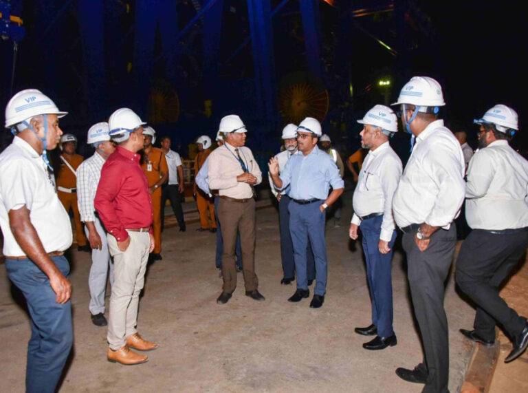 වරාය නැගෙනහිර පර්යන්තයේ හදිසි නිරීක්ෂණ චාරිකාවකට එක්වූ ඇමති බිමල්!