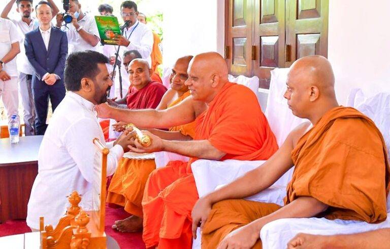 “මහා මහේන්ද්‍ර ප්‍රසාදිනි” – ජනපති අනුරට මිහින්තලේ හිමිගෙන් ගෞරව නාමයක් !