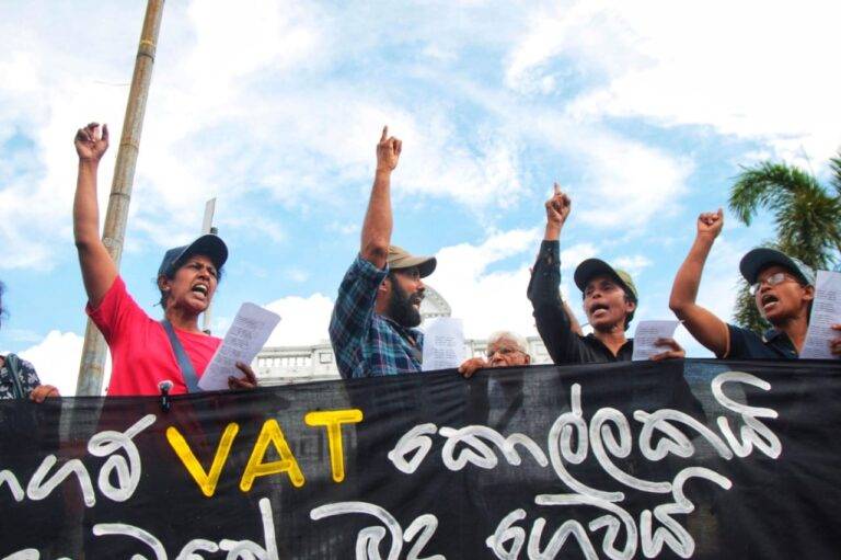 ”සමාගම් VAT කොල්ලකයි අපි හාමතේ බදු ගෙවයි” – නිදහස උදෙසා කාන්තාවෝ පාරට එයි (PHOTO STORY)
