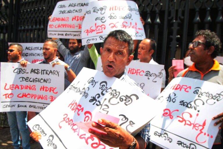 ස්වාධීන මහ බැංකුව උදාසීන වෙලාද? මහා බැංකුවට විරෝධය පළකරමින් ලංකා බැංකු සේවක සංගමය උද්ඝෝෂණයක! (PHOTO STORY)